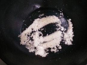 锅里倒入少许油，油热加入白糖，转小火炒至出色，将焯水的猪蹄倒入锅中翻炒上色