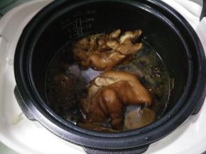将上色的猪蹄倒入高压锅中，加入开水、干辣椒、八角、桂皮、花椒、葱段、姜片、蒜块、生抽、老抽、少许盐