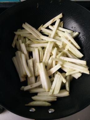 热锅凉油，油热之后将茄子倒入锅中翻炒，炒至茄子变软出锅备用