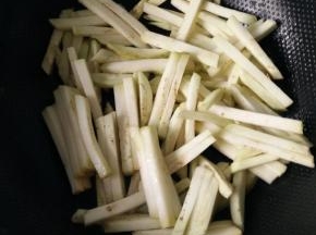 热锅凉油，油热之后将茄子倒入锅中翻炒，炒至茄子变软出锅备用