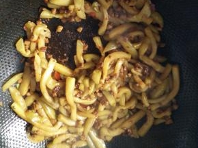 之后倒入炒好的茄子，继续煸炒均匀，便可以出锅了
