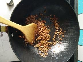 热锅加入少许油，油热加入切好的肉末，煸炒至出油，加入切好的葱姜蒜末，之后加入少许生抽、老抽、料酒
