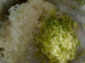 将土豆与萝卜擦丝