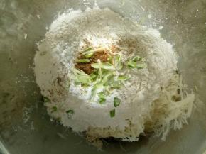 加入适量的面粉、适量的盐、葱丝、五香粉，温水搅拌均匀成糊状