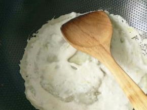 锅里倒少量的油，油热倒入一勺面糊，用铲子摊平