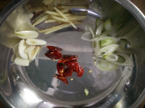 葱切片、姜切丝、蒜切片、干辣椒切段，豆芽、西红柿切好备用