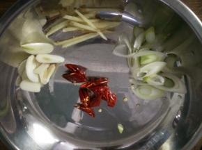 葱切片、姜切丝、蒜切片、干辣椒切段，豆芽、西红柿切好备用
