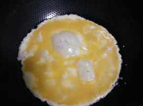 热锅凉油，将鸡蛋打散加入少许盐，炒散备用