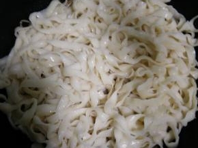 将面煮好，过温水，沥干水后备用
