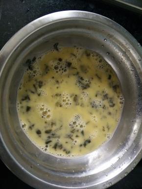 香椿切碎，鸡蛋打散与香椿丁搅拌均匀，在其中加入适量食盐