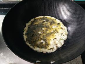 倒入搅拌好的鸡蛋液