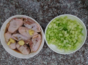 将鸡翅充分洗净沥干水分，鸡翅两面均用刀划小口，用料酒、姜片、五香粉和盐腌制半小时，芹菜洗干净切小粒备用