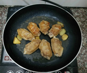 鸡翅煎至微黄之后，翻面，继续煎另一面