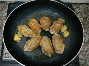 鸡翅煎至微黄之后，翻面，继续煎另一面