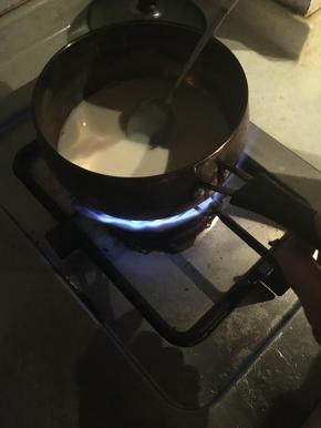 牛奶、淡奶油、细砂糖一起倒入奶锅中，加热煮融，搅拌均匀。