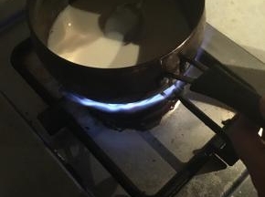牛奶、淡奶油、细砂糖一起倒入奶锅中，加热煮融，搅拌均匀。