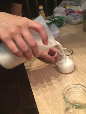 将做好的布丁液倒入布丁杯中