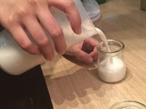 将做好的布丁液倒入布丁杯中