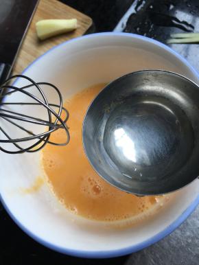鸡蛋（鸭蛋）打成蛋液，加入少量料酒、半勺清水（加一点点清水可以让炒蛋更滑嫩），搅拌均匀