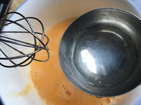 鸡蛋（鸭蛋）打成蛋液，加入少量料酒、半勺清水（加一点点清水可以让炒蛋更滑嫩），搅拌均匀