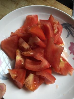 番茄切成小块