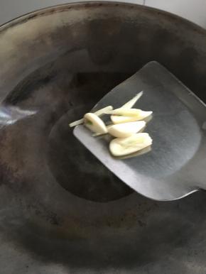 大蒜先下油锅爆香