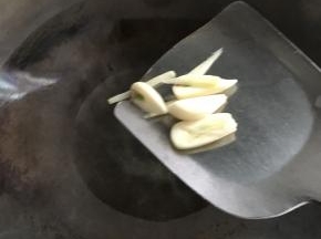 大蒜先下油锅爆香