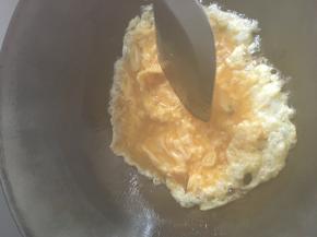 将蛋液下锅划散，并马上出锅