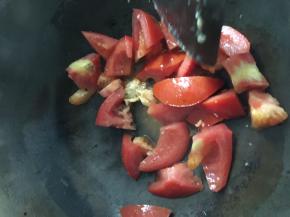 用剩下的油炒番茄块