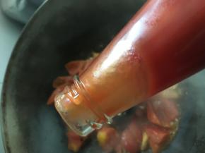 番茄块炒出汁后再加入一点点番茄酱