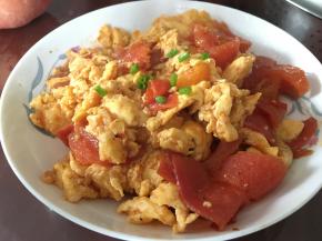 出锅摆盘，加小葱点缀