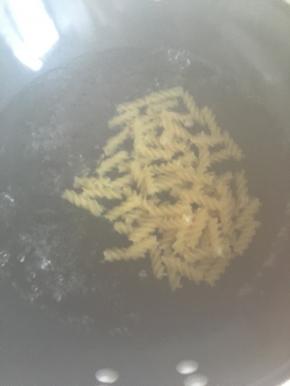 将螺旋粉意面煮熟沥水备用