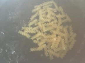 将螺旋粉意面煮熟沥水备用