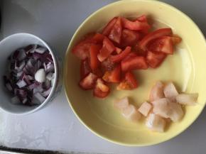 将洋葱、番茄、龙利鱼切丁