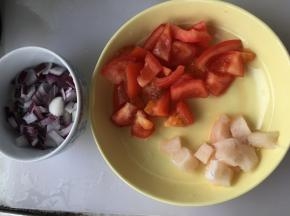 将洋葱、番茄、龙利鱼切丁