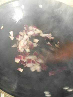 倒油入锅，热油后加入洋葱，炒出香味