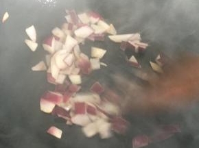 倒油入锅，热油后加入洋葱，炒出香味