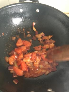 加入番茄，炒出些许汁水后再加入龙利鱼翻炒