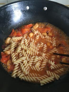 水开后，加入螺旋粉意面