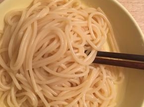 清水加少许盐，将意面煮熟（七八分钟左右），沥干备用