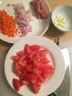 将猪肉、番茄、洋葱。胡萝卜、大蒜切丁