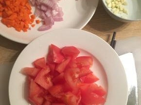 将猪肉、番茄、洋葱。胡萝卜、大蒜切丁