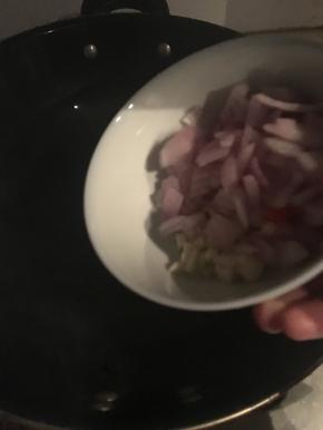 先将洋葱、大蒜入油锅