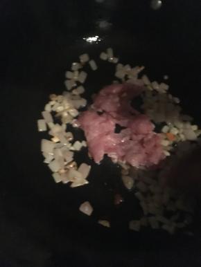 加入猪肉末翻炒