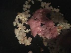 加入猪肉末翻炒