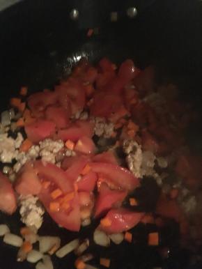 加入番茄丁和胡萝卜丁翻炒