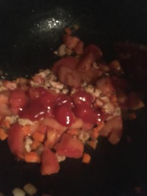 番茄丁炒出汁后，再加一些番茄酱