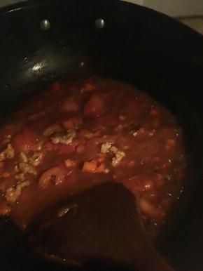 加水将食材煮成浓稠的番茄酱汤