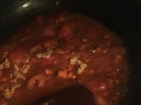 加水将食材煮成浓稠的番茄酱汤