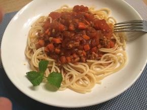 将煮好的酱料倒在意面上，装饰摆盘